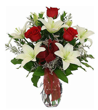 Arreglo de rosas rojas y lilis blancas | Boutique Floral Nicté