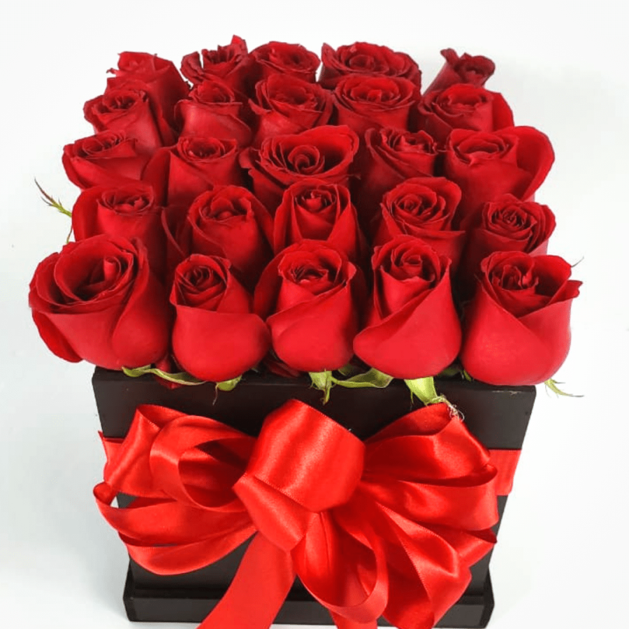Caja de flores negra con rosas rojas