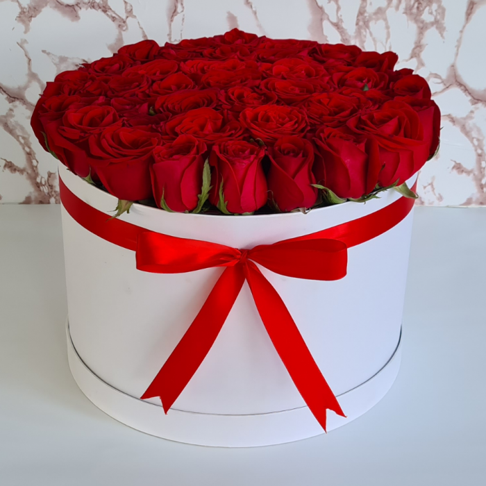 Caja de rosas rojas caja blanca