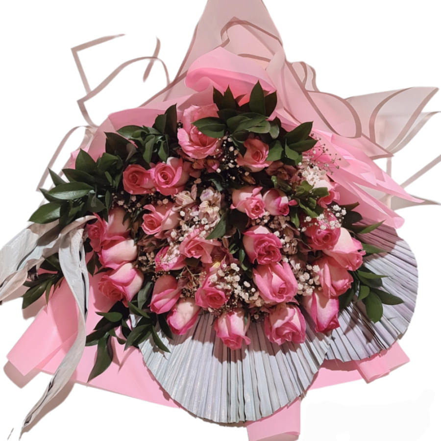 Ramo de rosas rosadas con papel (1)